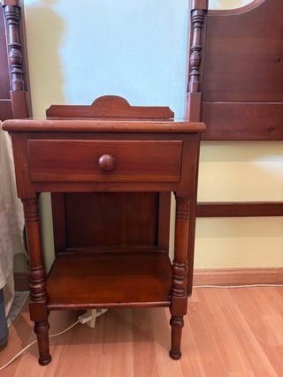 Cabeceros y mesita de noche de madera