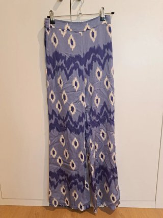 Pantalón estampado azul y blanco.