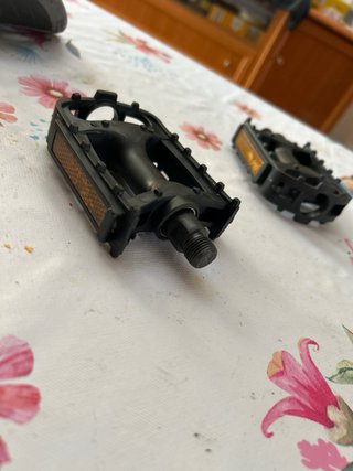 Sillín y pedales de bicicleta 5€ todo