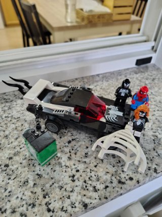 Coche Lego Venom con Figuras