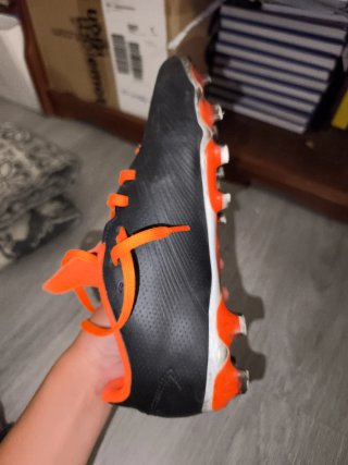 Botas de fútbol Adidas Negras y Naranjas