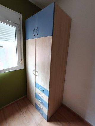 Armario de madera y plástico