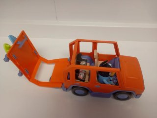 Coche de juguete Bluey con tablas de surf.