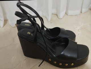Sandalias de cuña Zara madera negra.