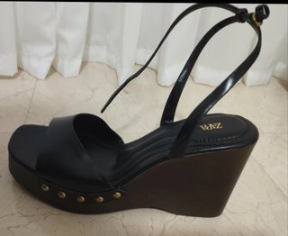 Sandalias de cuña Zara madera negra.