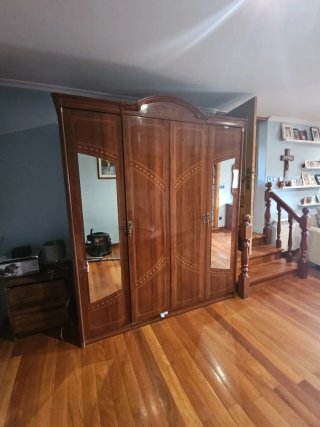 Armario clásico de madera con espejos