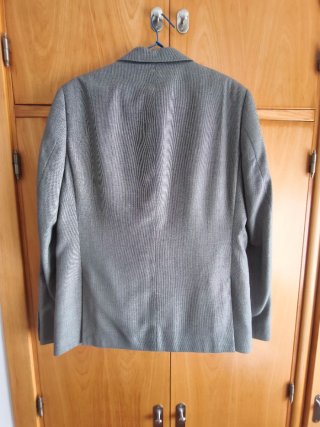 Traje chaqueta gris, usado una vez.