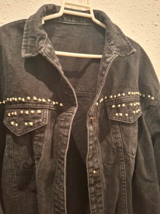 Chaqueta vaquera negra con tachuelas doradas