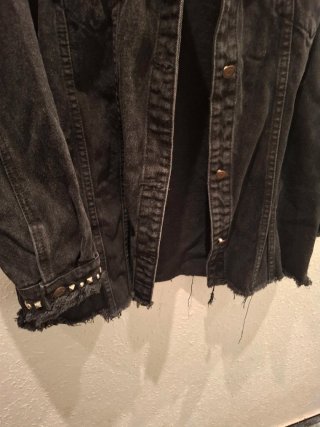 Chaqueta vaquera negra con tachuelas doradas