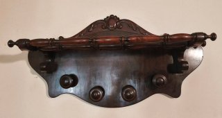 Antiguo perchero de pared con sombrerero