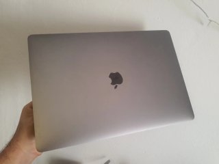 MacBook Pro 15'' con Touch Bar i7 16GB RAM