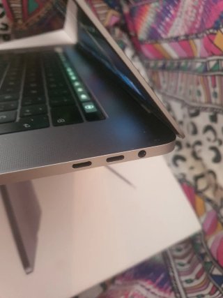 MacBook Pro 15'' con Touch Bar i7 16GB RAM