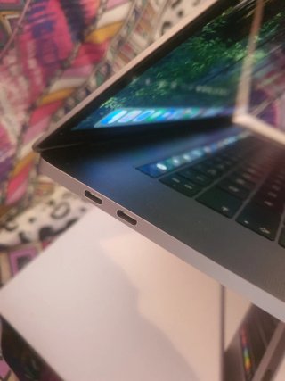 MacBook Pro 15'' con Touch Bar i7 16GB RAM