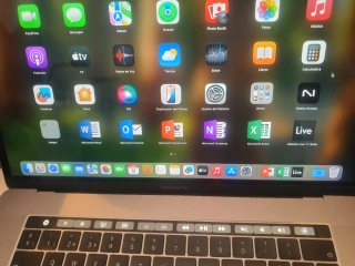 MacBook Pro 15'' con Touch Bar i7 16GB RAM