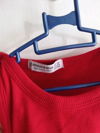 Top rojo de tirantes