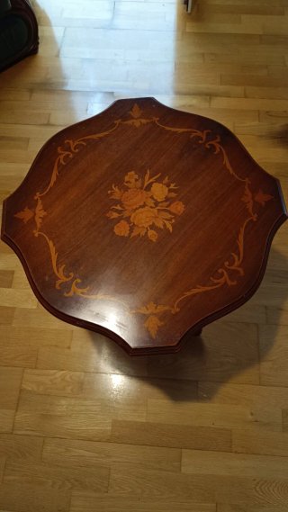 Mesita auxiliar de madera con incrustaciones