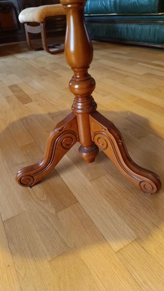 Mesita auxiliar de madera con incrustaciones