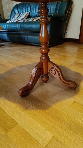 Mesita auxiliar de madera con incrustaciones