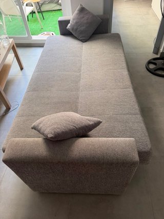 Sofá de tela beige y gris