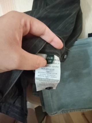 Pantalón de vestir gris con rayas