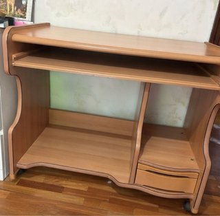 Escritorio de madera con bandeja