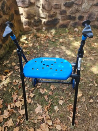Andador azul con asiento y ruedas