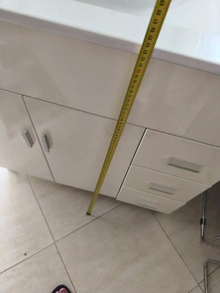 Mueble de baño con lavabo blanco
