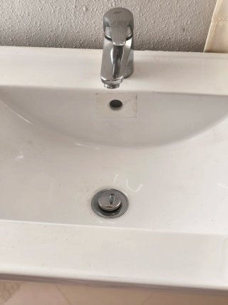 Mueble de baño con lavabo blanco