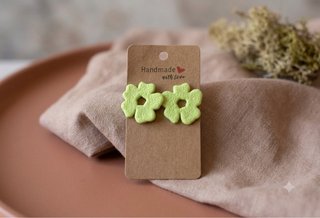 Pendientes de arcilla hechos a mano