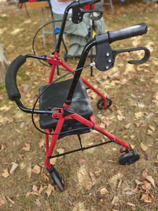 Andador rojo con asiento y frenos
