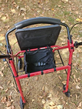 Andador rojo con asiento y frenos