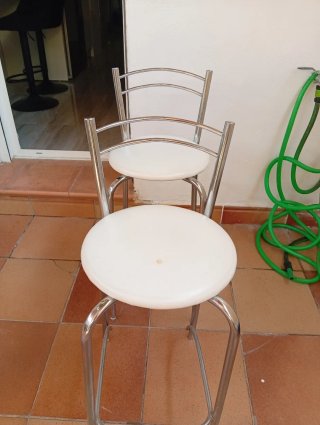Taburetes de cocina plateados y blancos