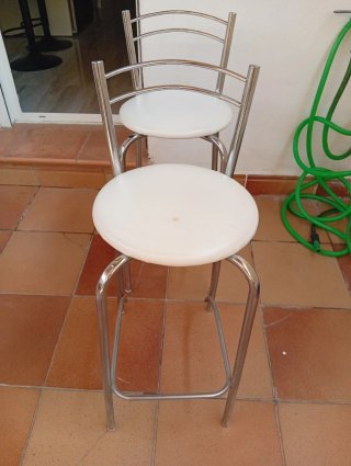 Taburetes de cocina plateados y blancos