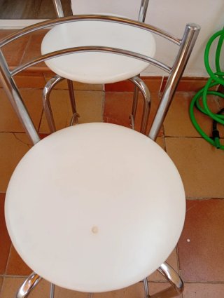 Taburetes de cocina plateados y blancos
