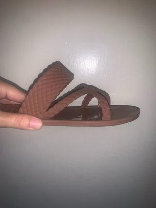 Chanclas de plástico marrones