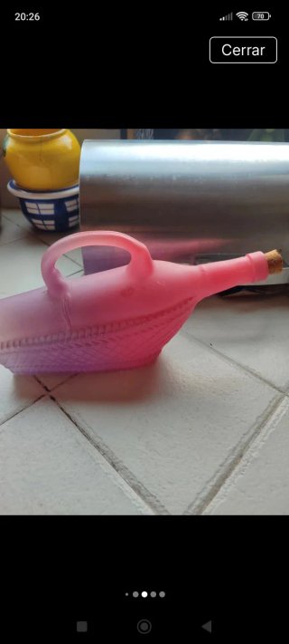 Botella de cristal con asa rosa