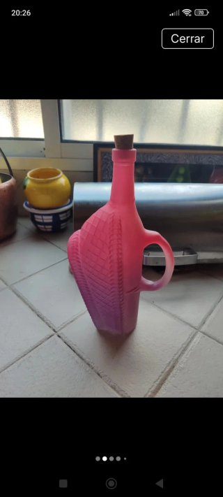 Botella de cristal con asa rosa