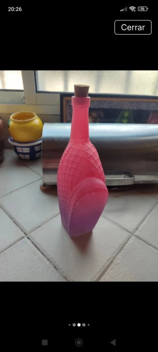 Botella de cristal con asa rosa