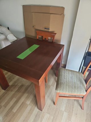 Mesa de comedor y 4 sillas de madera