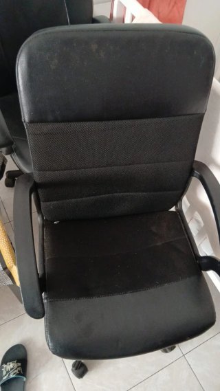 Silla de oficina negra con ruedas