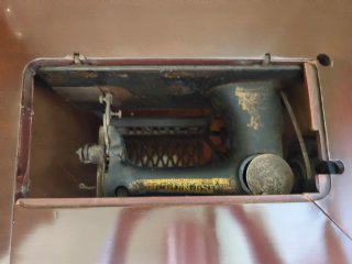 Antigua máquina de coser Singer con mueble