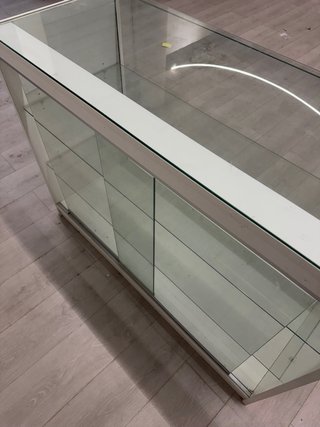 Mostrador de cristal y metal blanco