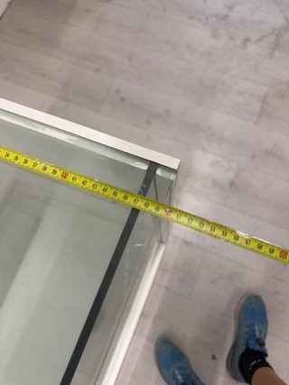 Mostrador de cristal y metal blanco