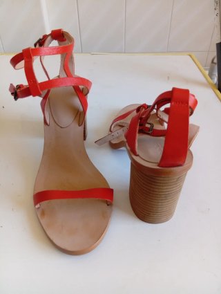 Sandalias Zara tacón. Piel naranja.