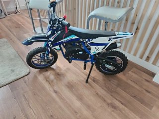 Moto infantil azul y blanca