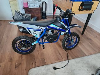 Moto infantil azul y blanca
