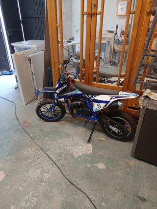 Moto infantil azul y blanca