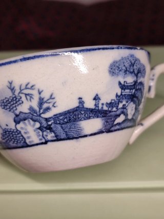 Taza y plato de té antiguos loza azul y blanca