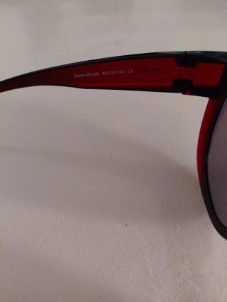 Gafas de sol negras y marrones