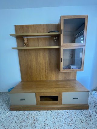 Mueble TV madera con estantes y vitrina